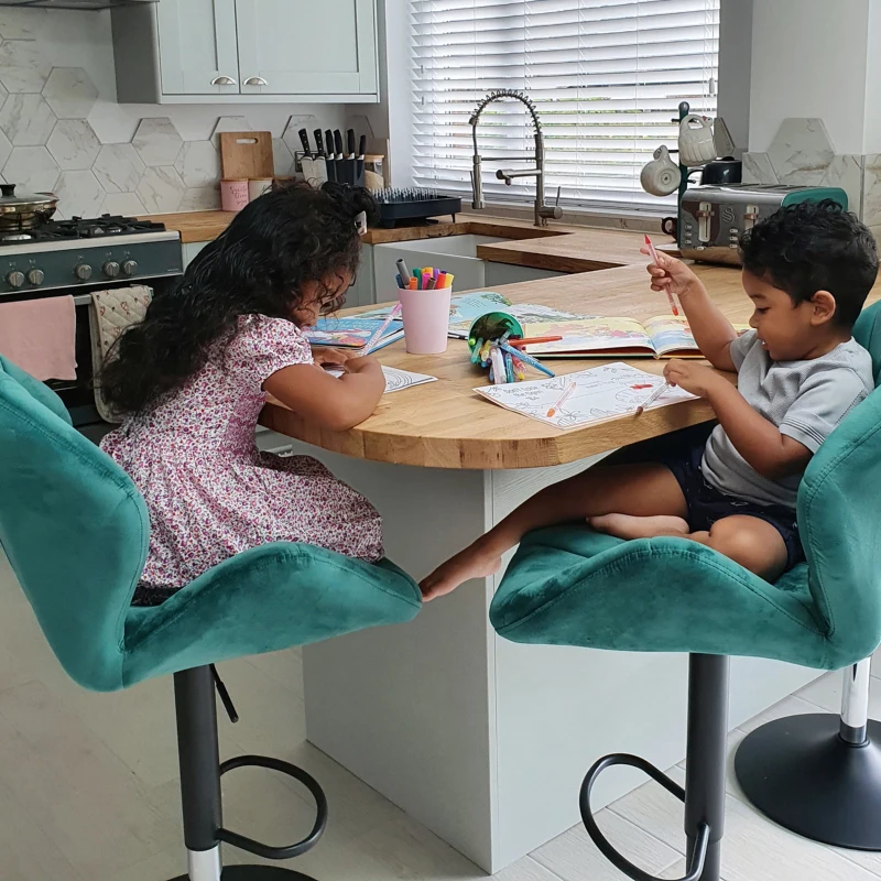 HOMCOM Bar Stools Set of 2, Swivel Velvet-feel Barstools with Wide Seat, Adjustable Height and Footrest, Breakfast Bar Chairs for Kitchen, Dining Room, Green