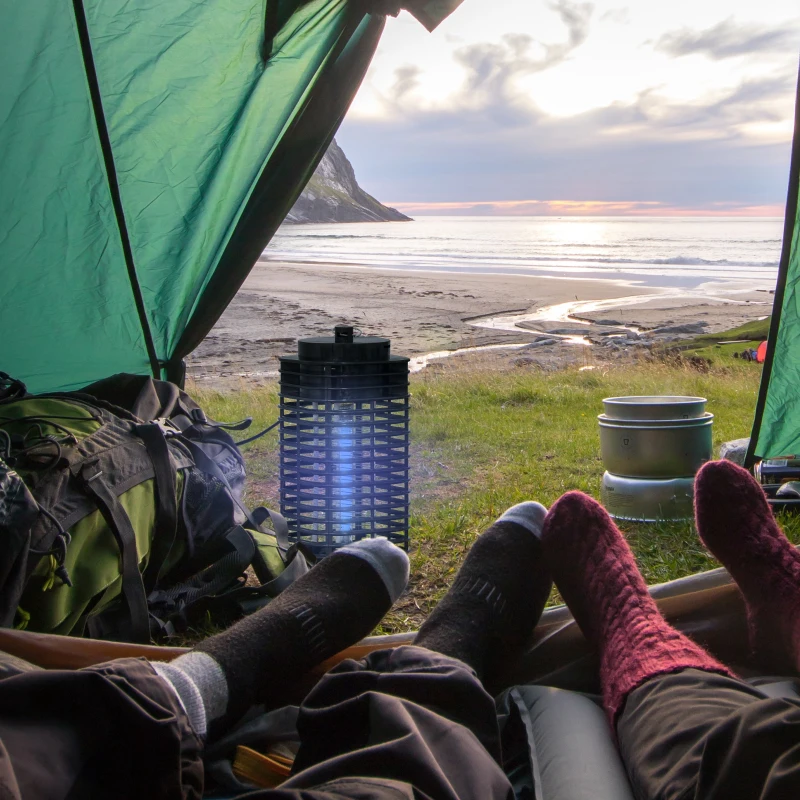 Outsunny Lampada Antizanzare Elettroinsetticida con Luce UV per Interno ed Esterno, 11x11x26 cm, Nero