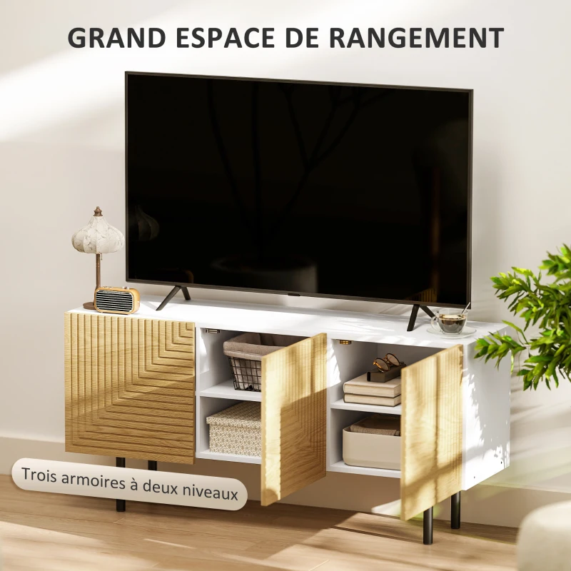 HOMCOM Meuble TV pour jusqu'à 65 pouces avec placards à porte cannelée et passe-câbles pour salon, chambre, effet bois naturel