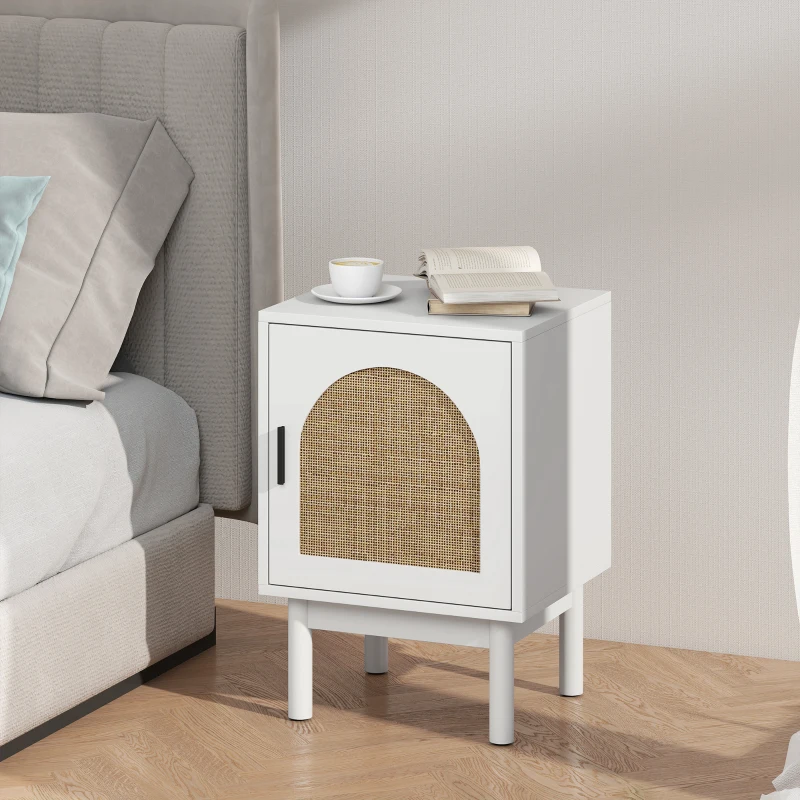 HOMCOM Mesilla de Noche con Puerta de Ratán Estante Ajustable y Patas de Madera Estilo Bohemio 40x35x58 cm Blanco