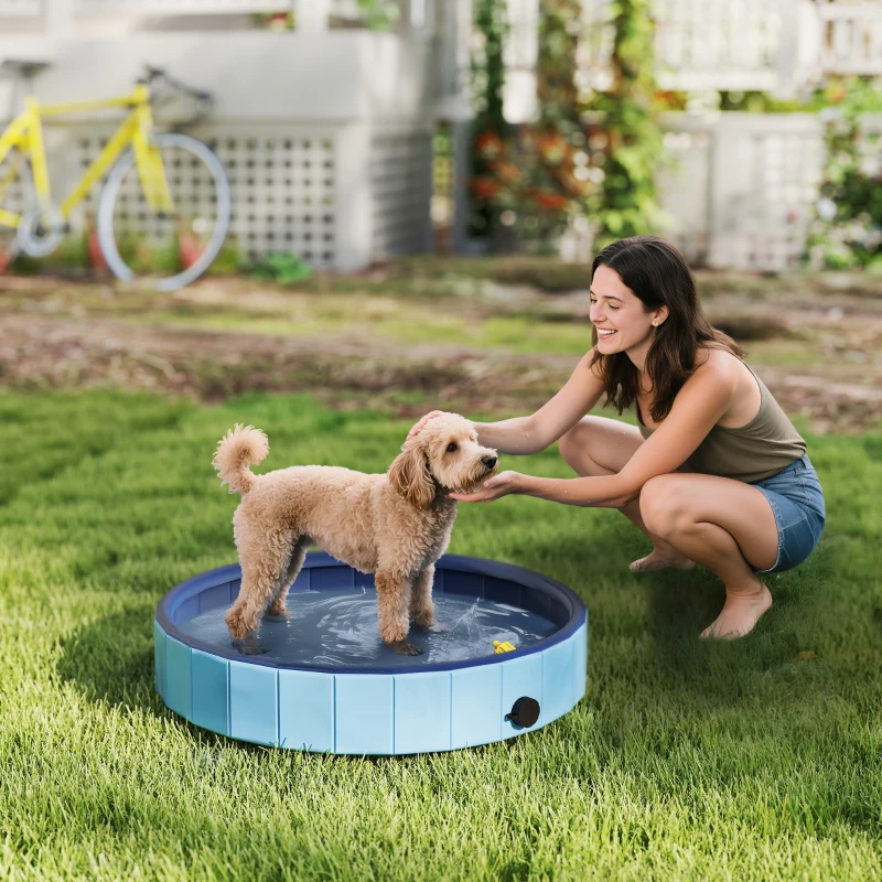 PawHut Piscina para Perros Pequeños Plegable con Aspersor de PVC Antideslizante Resistente al Desgaste Ø80x20 cm Azul Claro