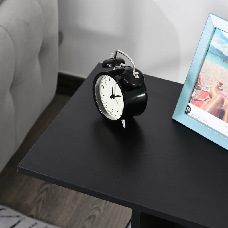 HOMCOM Table Basse en Forme de C avec 2 Étagères Ouvertes et 4 Roues Pivotantes, 45x35x58 cm, Noir