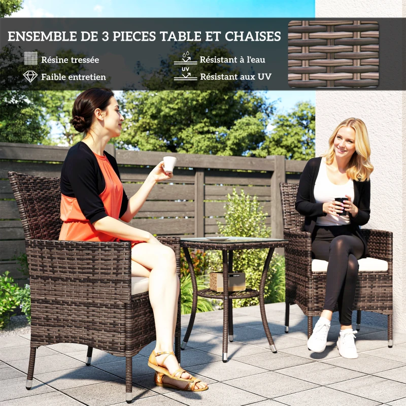 Outsunny Ensemble Salon de Jardin 2 Places : 2 fauteuils et Table Basse Plateau Verre trempé résine tressée Imitation rotin Chocolat foncé Coussins Blanc