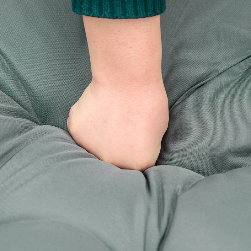 Outsunny Sillón de jardín con reposapiés de metal epoxi y ratán sintético de aspecto mimbre con cojines mullidos - Gris