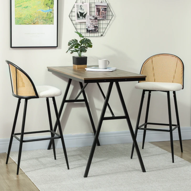HOMCOM Set di 2 Sgabelli da Bar con Schienale in Rattan, Sedile Rivestito in Tessuto Teddy, Telaio in Acciaio e Poggiapiedi, Crema