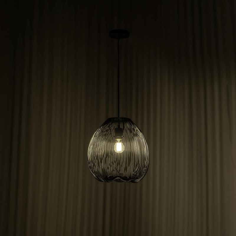 E-STYLO Lampada a sospensione nera realizzata in filo metallico, perfetta per chi desidera un arredo moderno e dal carattere industriale, 35cm X 35cm H. 150cm