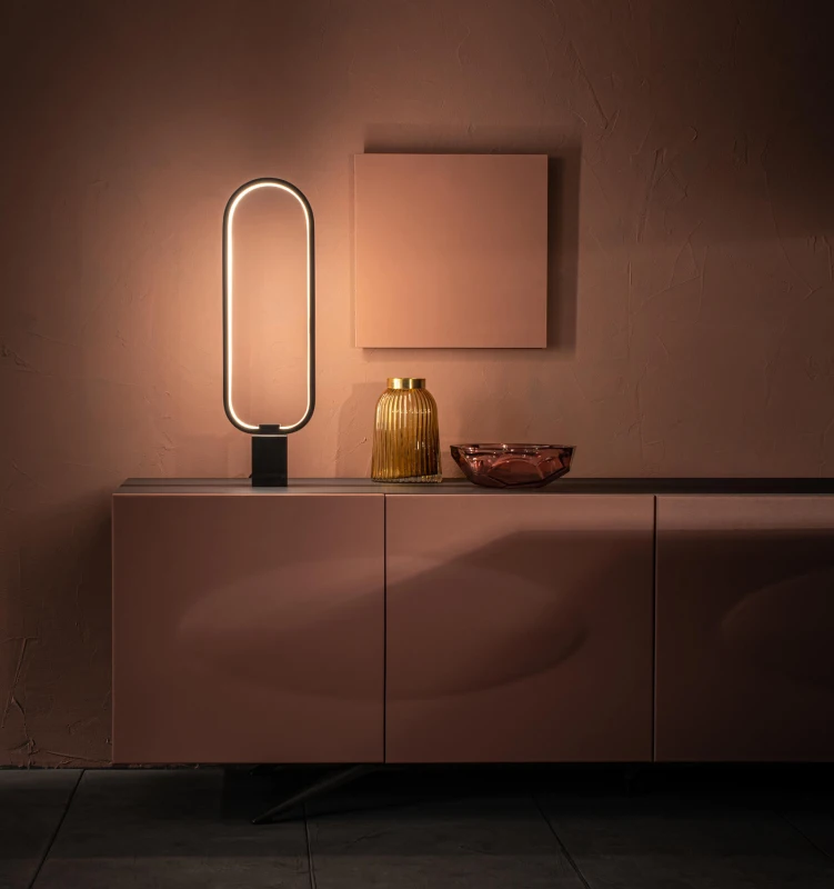 E-STYLO Lampada da tavolo con struttura ovale e base in marmo, caratterizzata da un design moderno e scultoreo che unisce eleganza e funzionalità, 7cm X 18cm H. 60cm