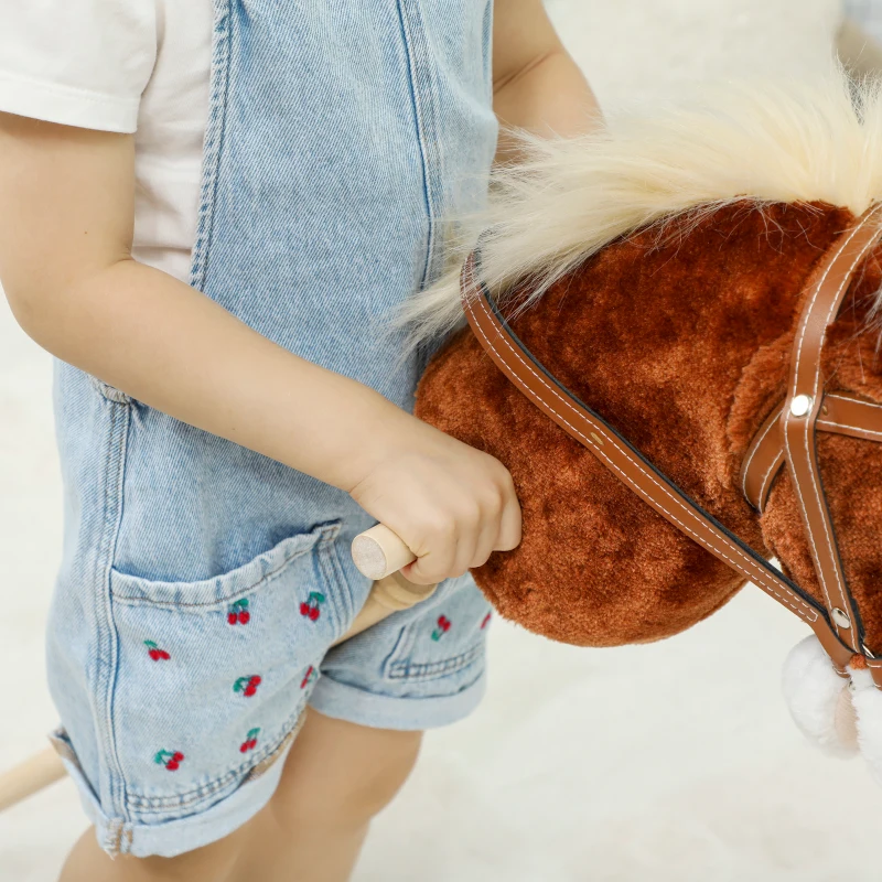 AIYAPLAY Cavallo con Bastone e Suoni Realistici per Bambini 24+ Mesi, in Poliestere e Legno, 95x25x27 cm, Marrone