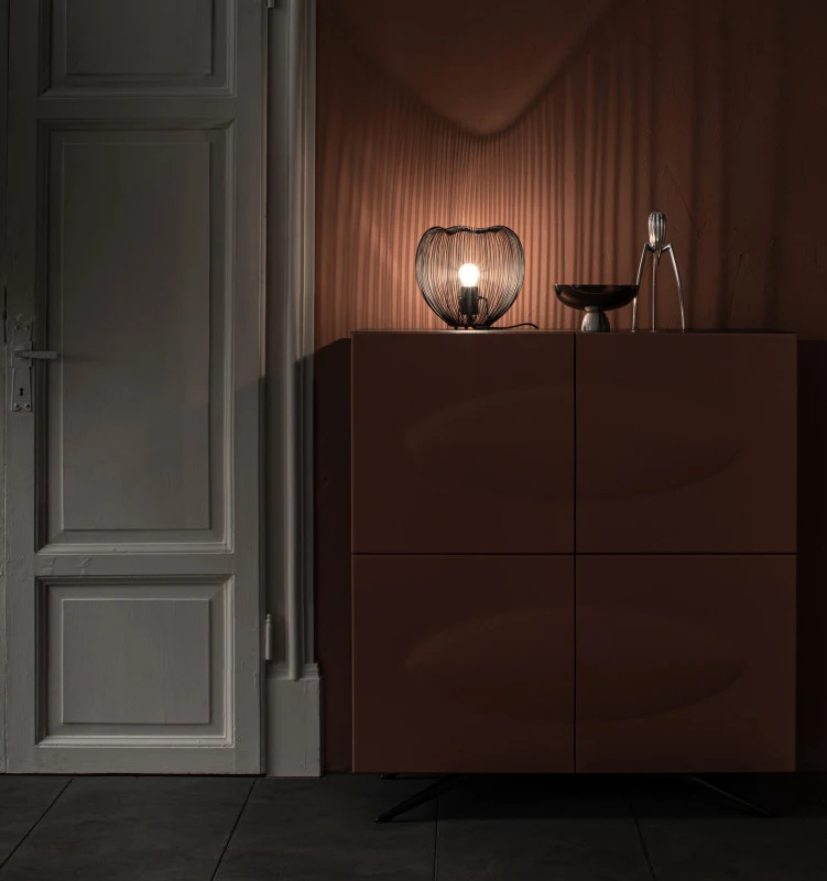 E-STYLO Lampada da tavolo in filo metallico nero, caratterizzata da un design minimalista ed elegante, perfetta per aggiungere stile e personalità a qualsiasi ambiente, 26cm X 26cm H. 25cm