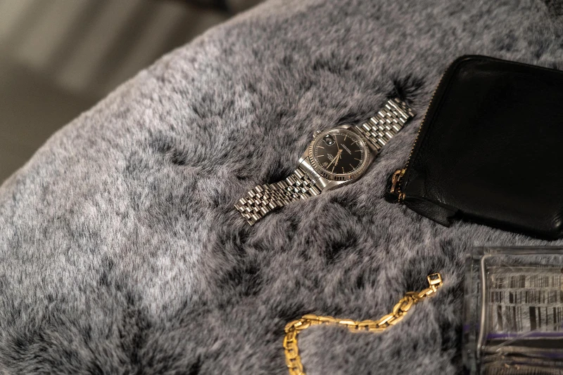 E-STYLO Sedia in ecopelliccia grigia, ideale per chi desidera un comfort avvolgente e uno stile moderno