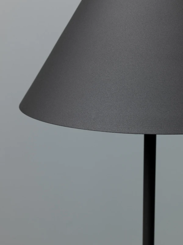 E-STYLO Lampada da terra minimalista nera con paralume conico, perfetta per ambienti moderni ed essenziali,  Ø.40cm X  Ø.40cm H. 156cm