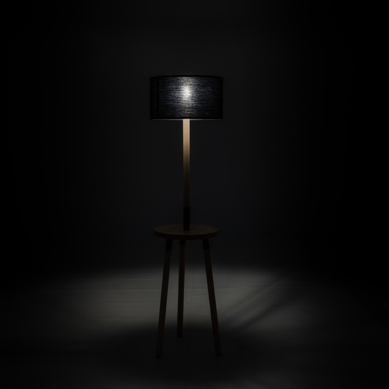 E-STYLO Lampada da terra con base in legno e paralume nero, dotata di piano d'appoggio integrato per offrire la massima praticità, 40cm X 40cm H. 135cm