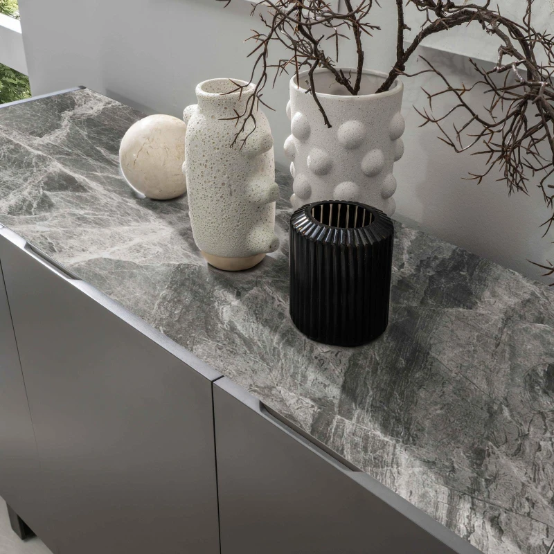 E-STYLO Madia moderna con top in ceramica effetto marmo grigio e struttura in MDF grigio scuro, ideale per chi cerca uno stile sobrio e contemporaneo, 45 cm X 150 cm H. 85 cm