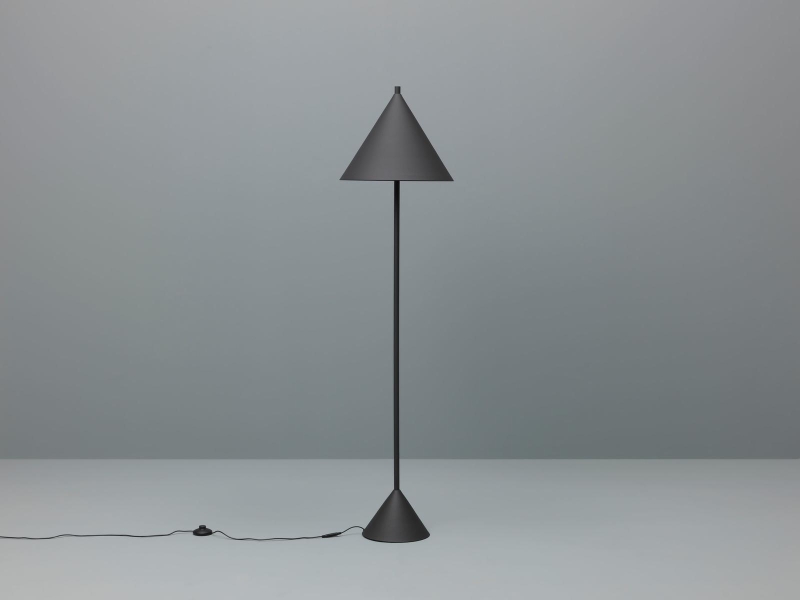 E-STYLO Lampada da terra minimalista nera con paralume conico, perfetta per ambienti moderni ed essenziali,  Ø.40cm X  Ø.40cm H. 156cm