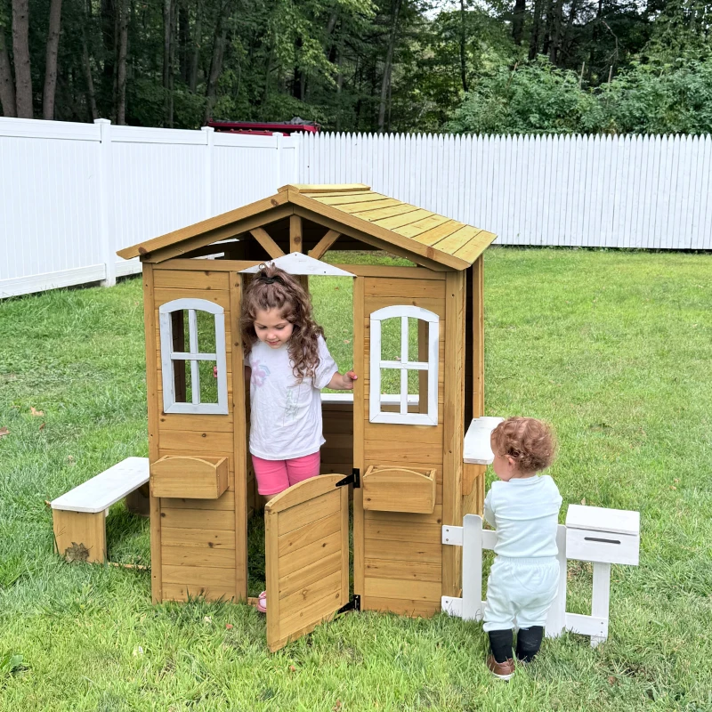 Outsunny Cabane de jeu pour enfant maison de jardin en bois porte et fenêtres, banc, boite aux lettres, clôture, de 3 à 6 ans