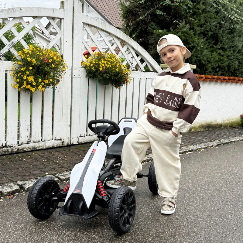HOMCOM Kart électrique pour enfant 12V - Vitesse réglable 3-5km/h pour enfants de 3 à 8 ans - siège réglable - blanc(m-7)