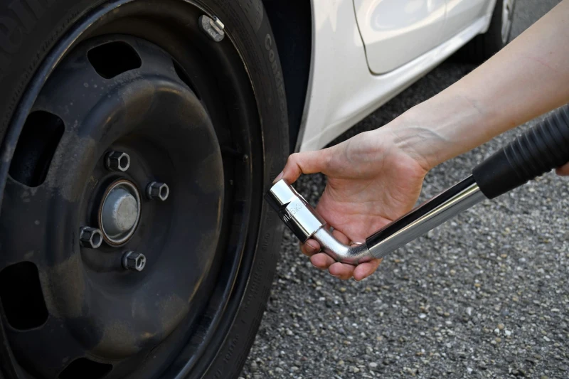 Clé démonte-roue téléscopique douille encliquable réversible 17-19mm - AEG - Longeur repliée : 36cm Longueur déployée : 54,5cm