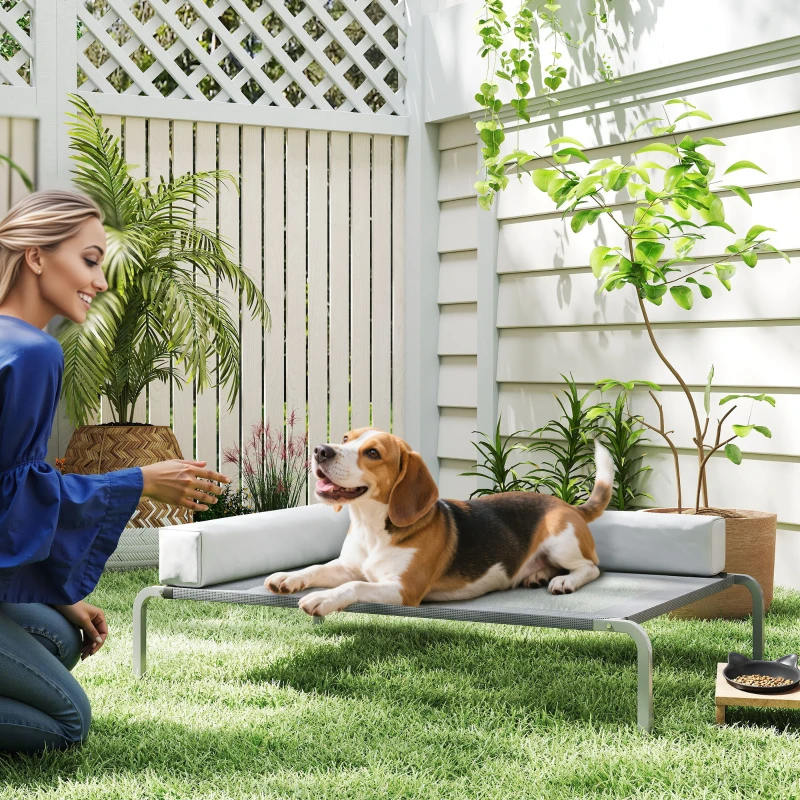 PawHut Leżanka dla psa na zewnątrz, Podwyższone łóżko dla średnich psów, Chłodząca leżanka z poduszką w kształcie litery L i antypoślizgowymi stopkami, Łóżko dla zwierząt na zewnątrz, kemping 110x75x30cm, Jasnoszary