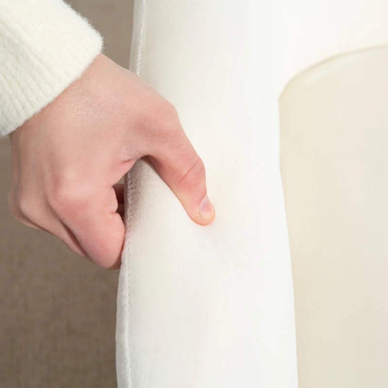 Fotel bujany z podłokietnikami, drewniane kufe, sypialnia