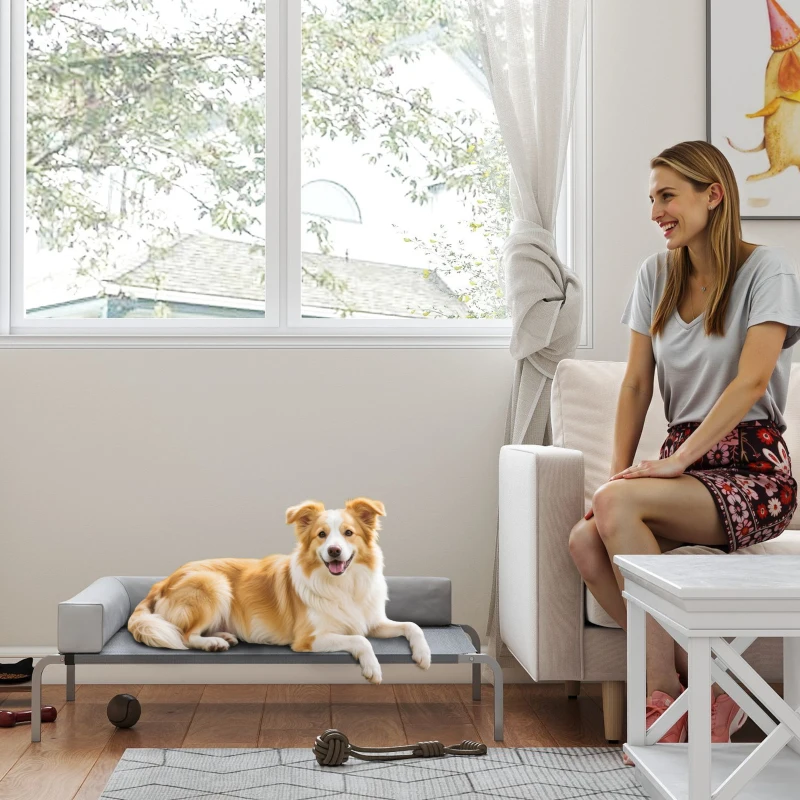 PawHut Leżanka dla psa na zewnątrz, Podwyższone łóżko dla średnich psów, Chłodząca leżanka z poduszką w kształcie litery L i antypoślizgowymi stopkami, Łóżko dla zwierząt na zewnątrz, kemping 110x75x30cm, Jasnoszary