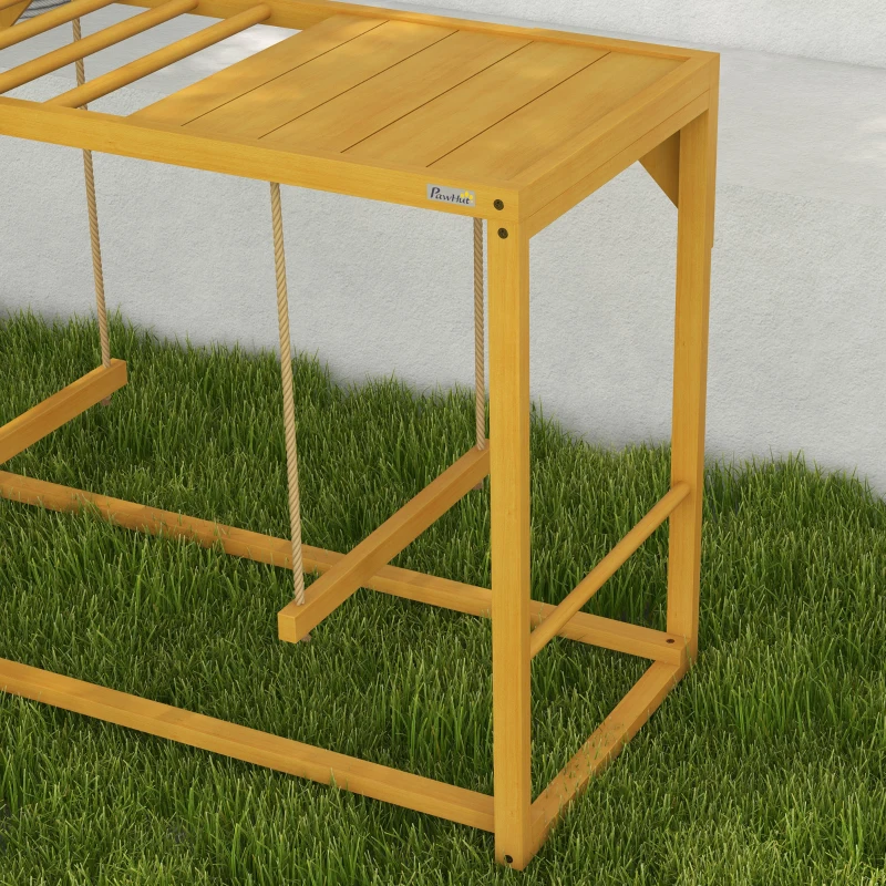 Drewniany plac zabaw dla kur, huśtawki i drabinka