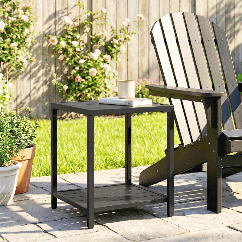 Outsunny Măsuță laterală 45 x 45 cm, rezistentă la intemperii, masă de grădină cu design cu lamele, raft, picioare reglabile, suport 30 kg