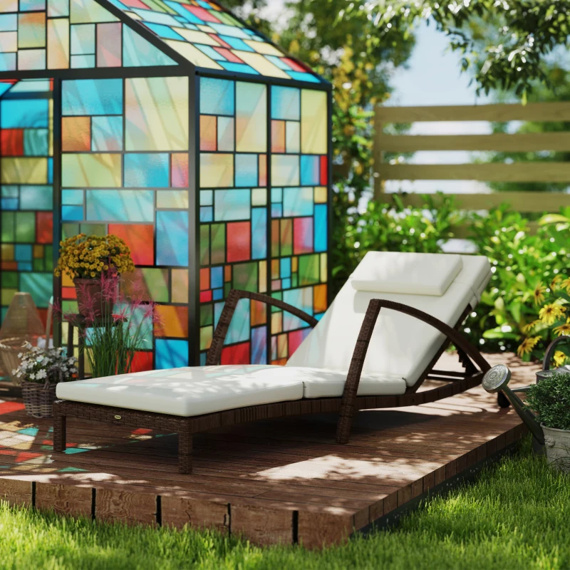 Outsunny Bain de soleil, chaise longue en résine tressée avec dossier réglable, roulettes, coussin et accoudoirs, marron et beige