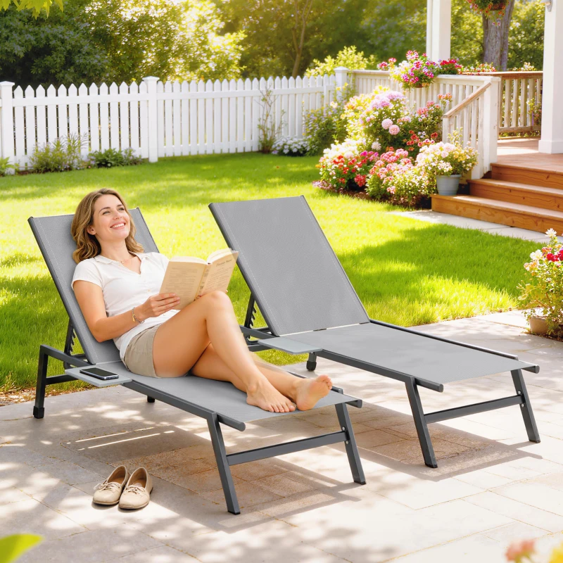 Outsunny 2-delige set tuinligbedden met 5-voudig verstelbare rugleuning, zijtafel, 2 wielen, antislipvoetjes, grijs