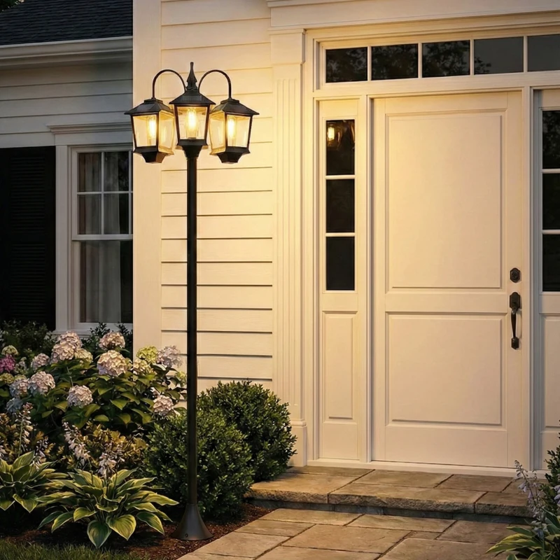 Outsunny Lampione solare da giardino a 3 teste con LED e sensore crepuscolare, Nero