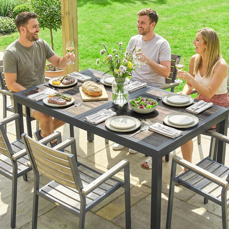 Outsunny Mesa de jardim para 4 a 6 pessoas, mesa de jantar exterior com tampo efeito madeira, 140 x 80 x 72 cm, cinza escuro