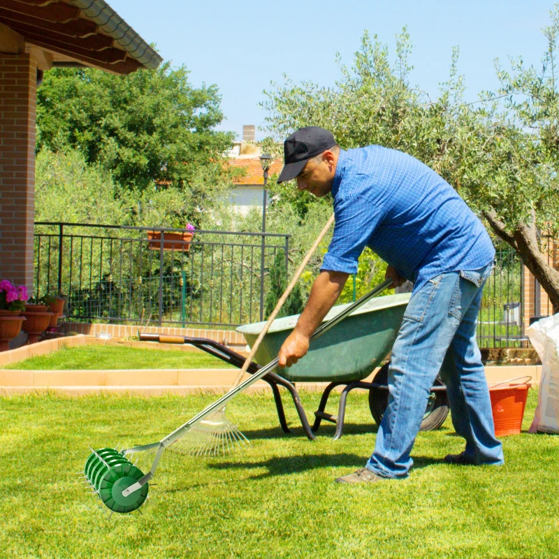 Outsunny Rolo Aireador de Relva Manual com Pontas e Cabo Desmontável em Três Peças para Jardim Pátio 45x21x140 cm Verde Escuro