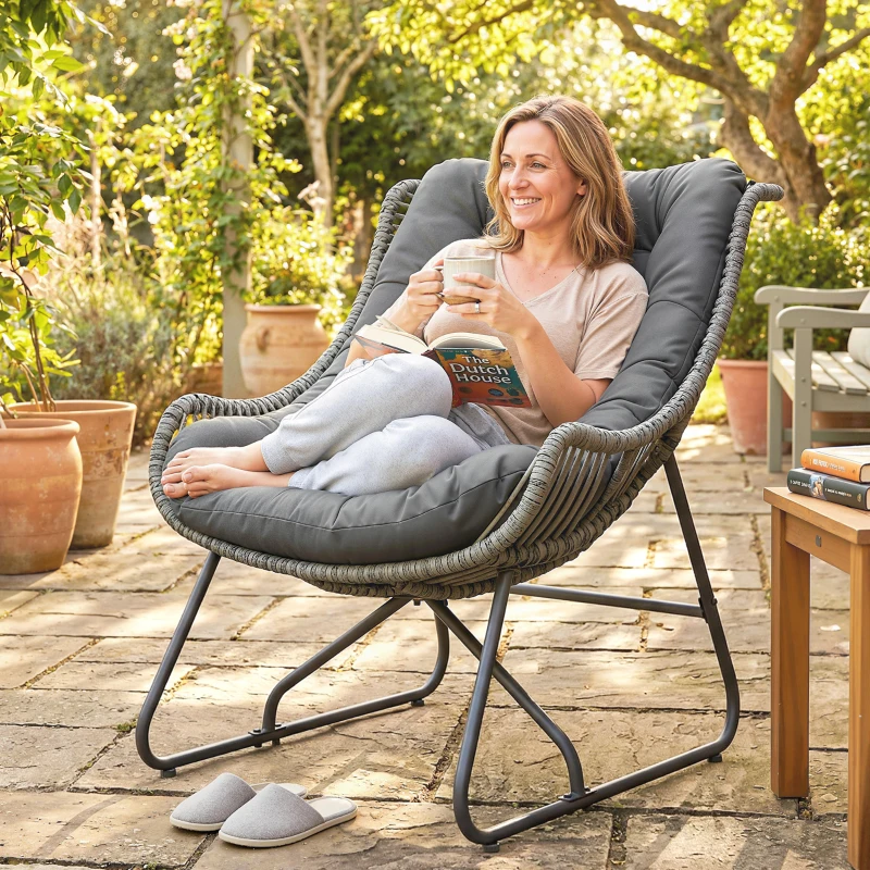 Outsunny Sillón de ratán con cojín y correas, sillón exterior acolchado de polyratán, sillón tipo cesta hasta 120 kg