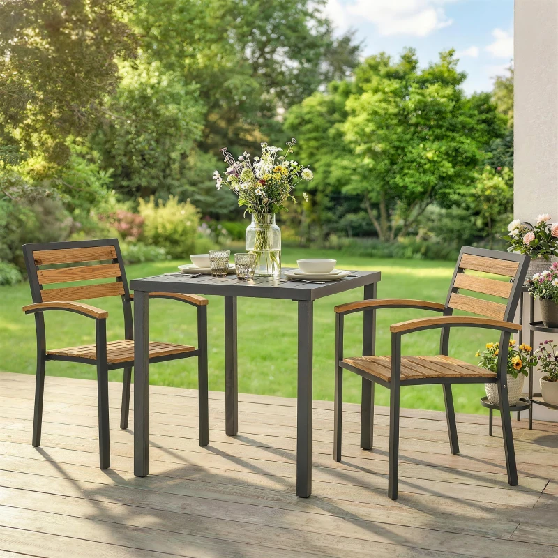 Outsunny Set aus 2 stapelbaren Outdoor-Stühlen aus Holz mit natürlicher Oberfläche.