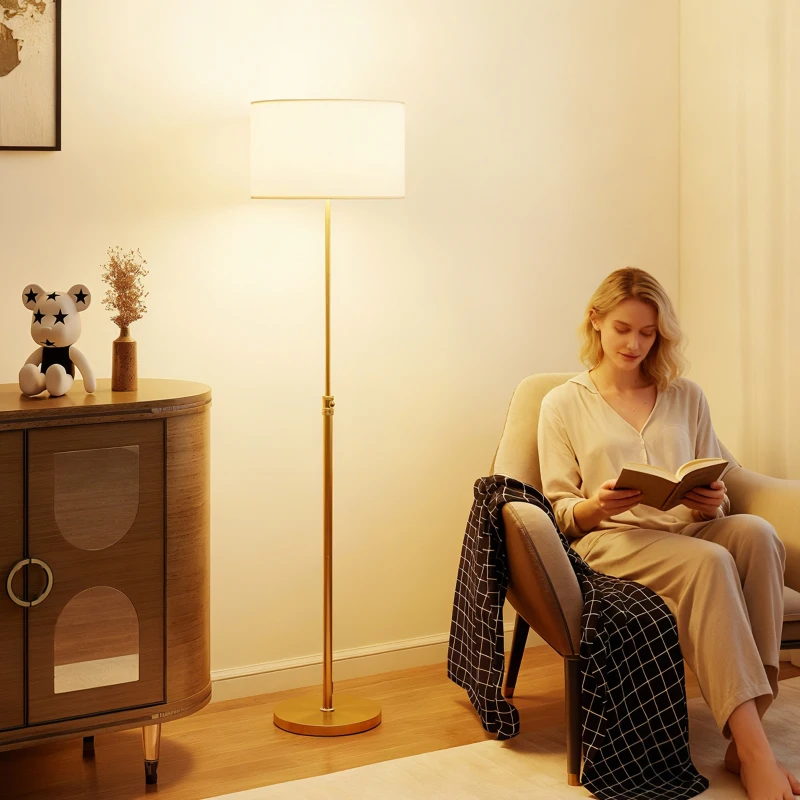 HOMCOM Lampadaire avec télécommande, réglable en hauteur, abat-jour en tissu, pied métal, luminosité ajustable, interrupteur au pied, couleur or