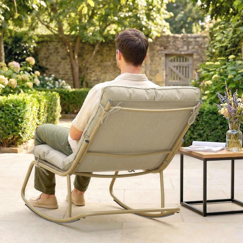 Outsunny Schaukelstuhl für den Außenbereich, Sitzfläche 63 cm, Kissen inklusive, Farbe Khaki.