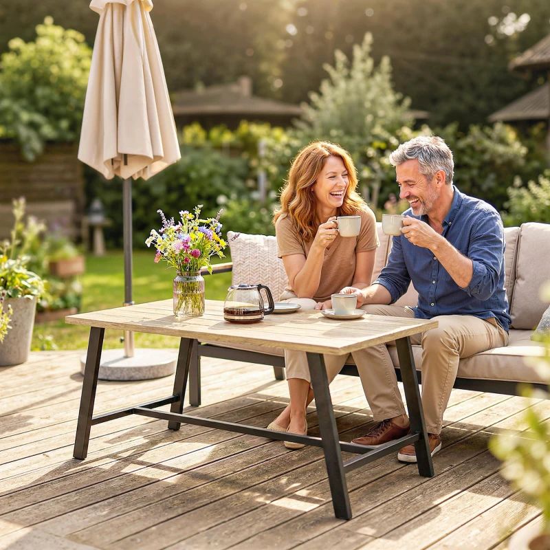 Outsunny Outdoor-Couchtisch, rechteckiger Metall-Beistelltisch mit Tischplatte in Holzoptik, 100 x 55 cm, Braun