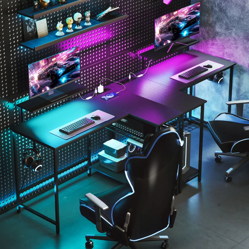 HOMCOM Scrivania Gaming Angolare con LED, Prese Elettriche, Supporto per Monitor e Scaffale, Nero