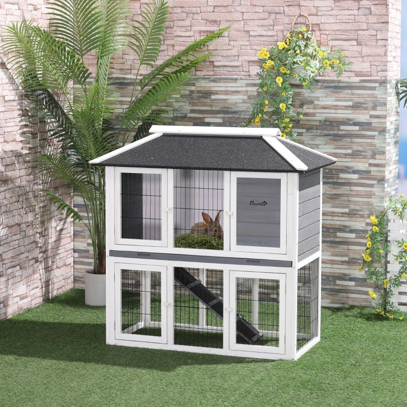 PawHut Clapier en bois pour lapin à 2 étages 4 portes verrouillables plateau coulissant rampe - 117L x 62,5l x 115H cm - bois de sapin gris blanc