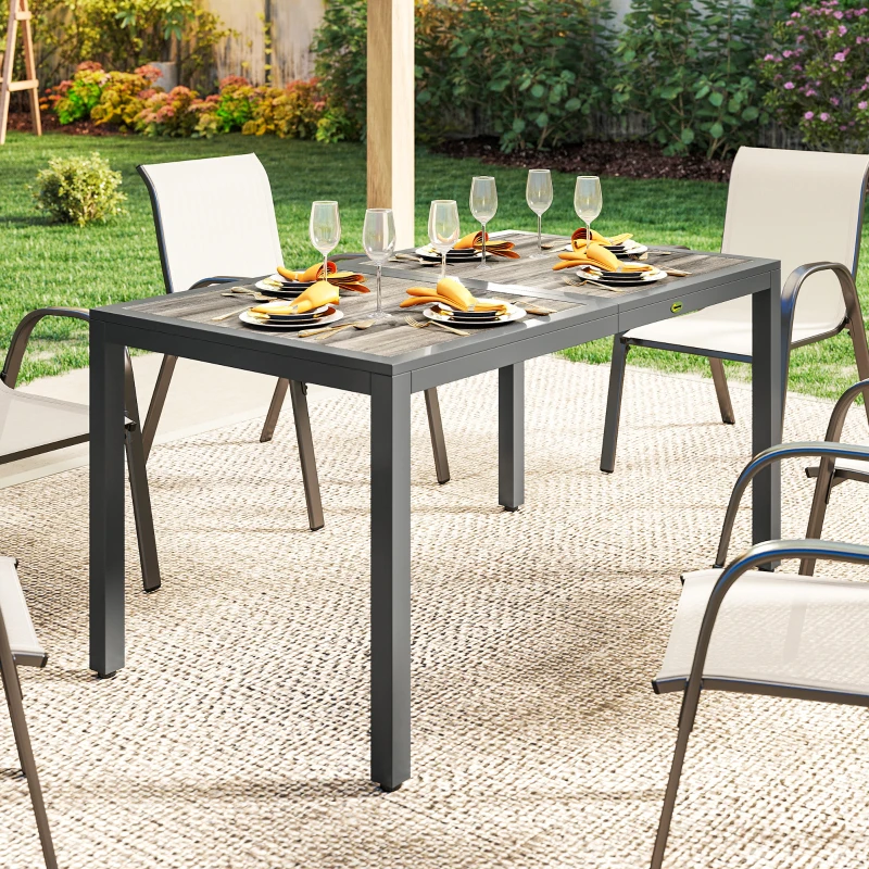 Outsunny Table de jardin pour 4 à 6 personnes, table à manger extérieure avec plateau à effet bois, 140 x 80 x 72 cm, gris foncé