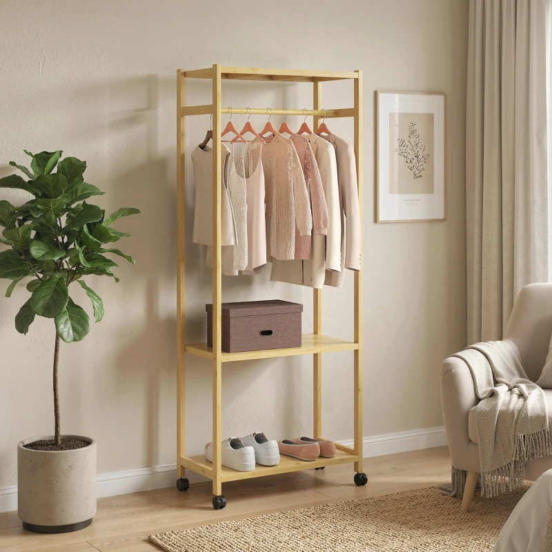 HOMCOM Portant à vêtements à roulettes, porte-manteau en bambou avec 2 étagères et tringle suspendue, 70x35x175cm, bois naturel