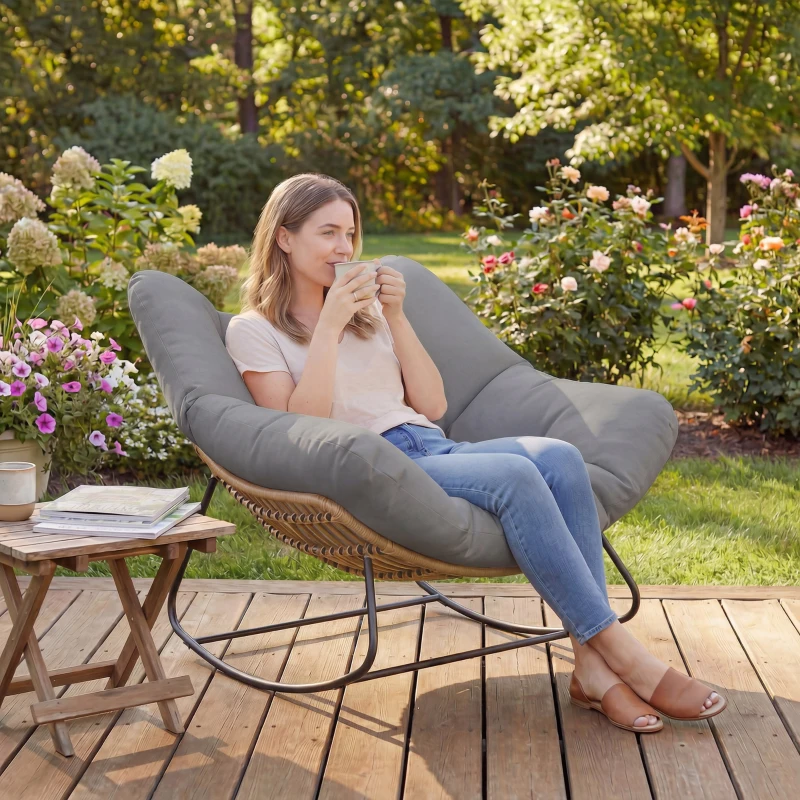 Outsunny Fauteuil à Bascule Papasan Intérieur Extérieur, Chaise Ovale à Bascule Rembourrée pour Jardin, Patio, Gris