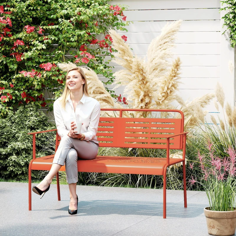 Outsunny Banc de jardin 2 places banc extérieur jardin en acier avec accoudoirs et dossier, pour balcon 121 x 64 x 84 cm, rouge