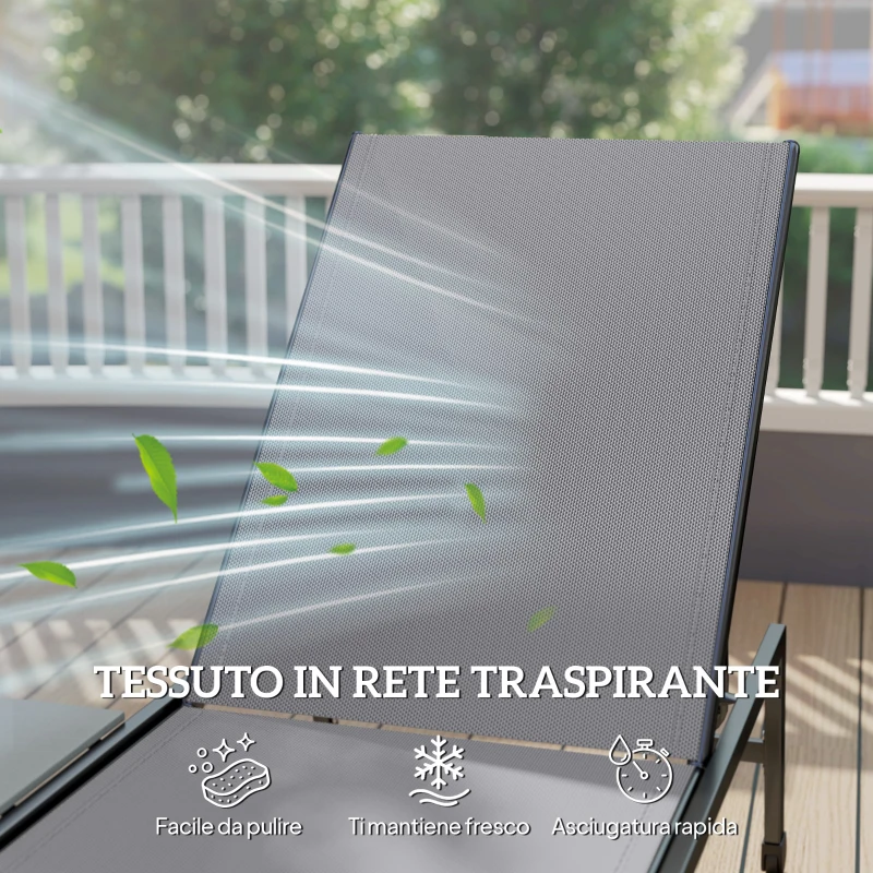 Outsunny Set 2 Lettini Prendisole Regolabili in 5 Posizioni con Tavolino Laterale e 2 Ruote, in Metallo e Poliestere, Grigio