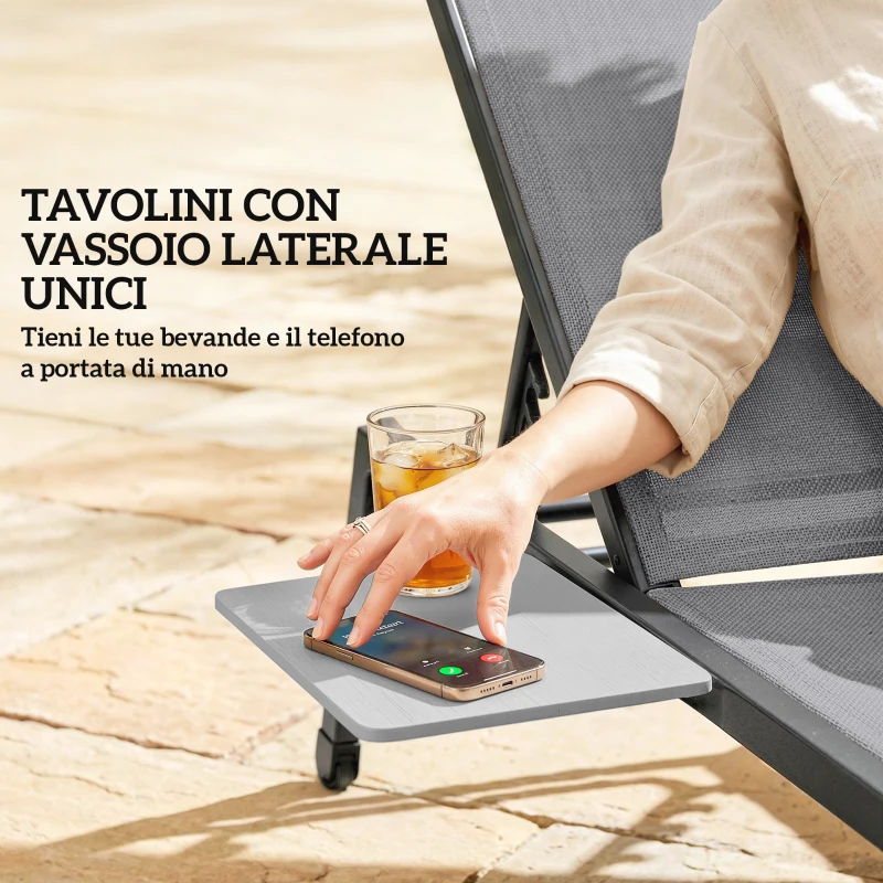Outsunny Set 2 Lettini Prendisole Regolabili in 5 Posizioni con Tavolino Laterale e 2 Ruote, in Metallo e Poliestere, Grigio