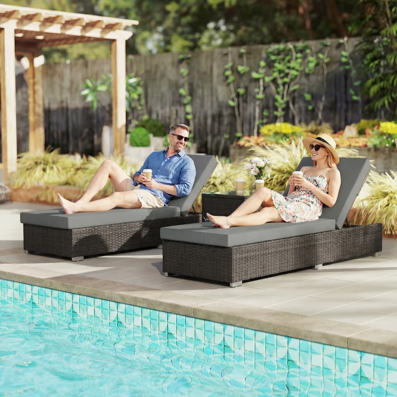 Outsunny Set 2 Sdraio da Giardino in Rattan con Tavolino Laterale e Schienale Regolabile, 184x60x22 cm, Grigio Scuro