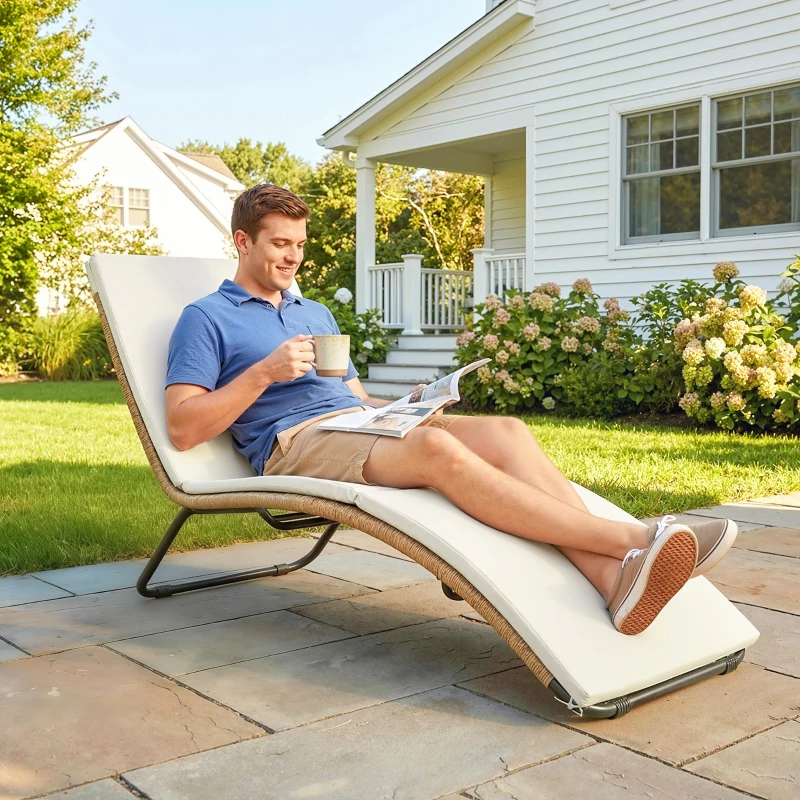 Outsunny Espreguiçadeira de Jardim Exterior de Vime em Forma de S com Almofada, Assento Respirável e Estrutura de Aço para Pátio Creme