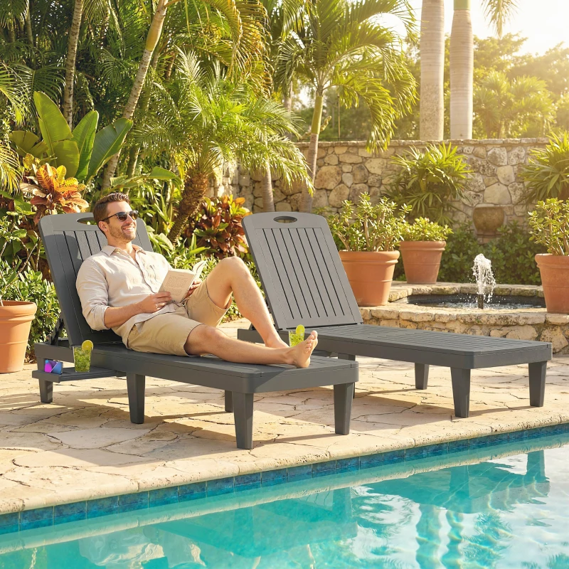 Outsunny Lot de 2 chaises longues de jardin en plastique PP avec plateau latéral, inclinables à 5 positions, gris