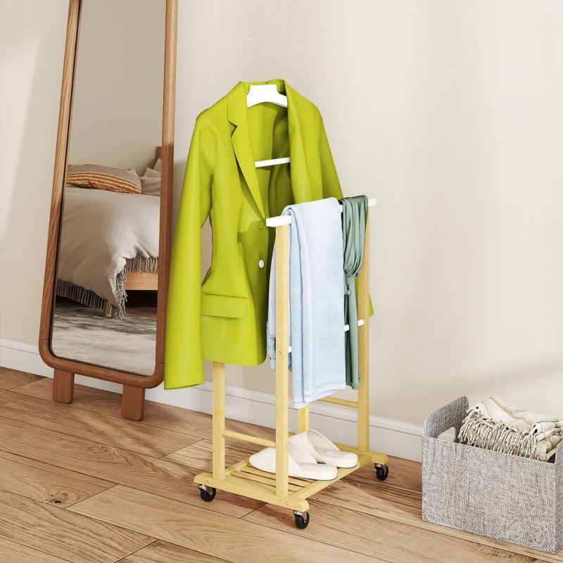 HOMCOM Valet de chambre à roulettes, portant à vêtements en bambou avec cintre intégré, tiges à pantalons et étagère, naturel