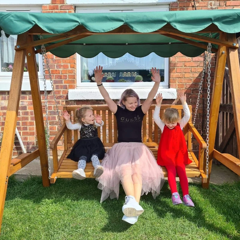 Outsunny 3-Seater Pinewood Swing Chair-Green