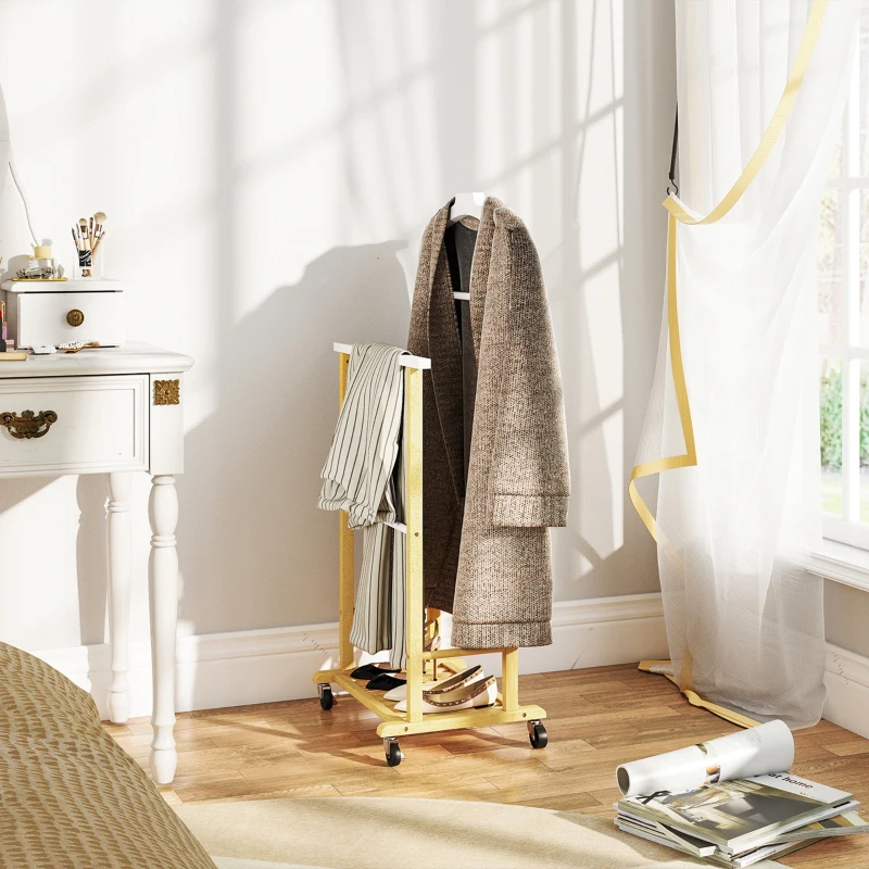 HOMCOM Valet de chambre à roulettes, portant à vêtements en bambou avec cintre intégré, tiges à pantalons et étagère, naturel
